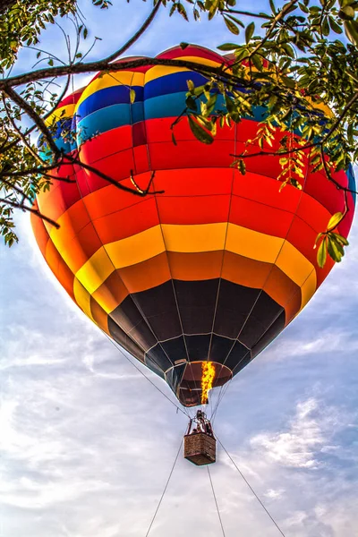 Si può volare via nel cielo con mongolfiera — Foto Stock
