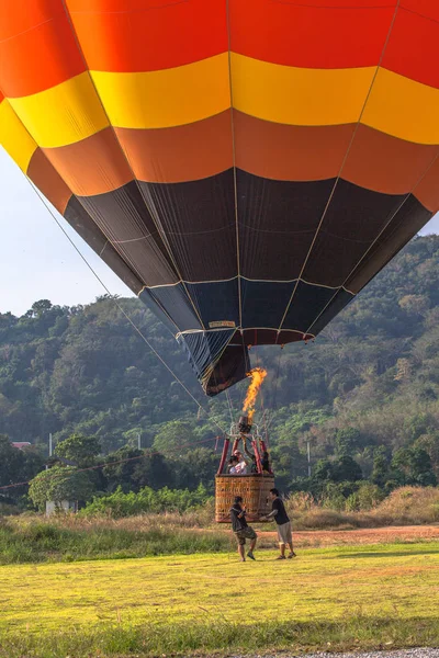 Sie können mit dem Heißluftballon in den Himmel fliegen — Stockfoto