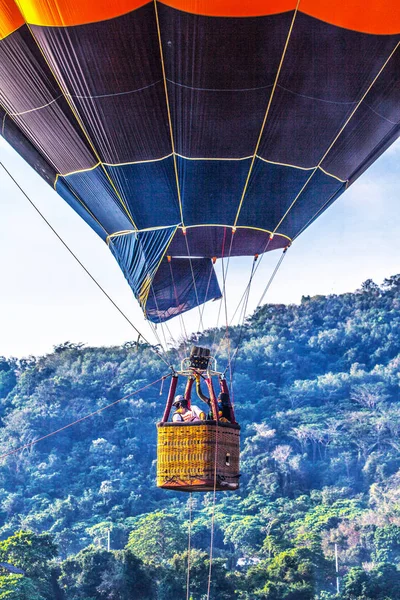 Sie können mit dem Heißluftballon in den Himmel fliegen — Stockfoto