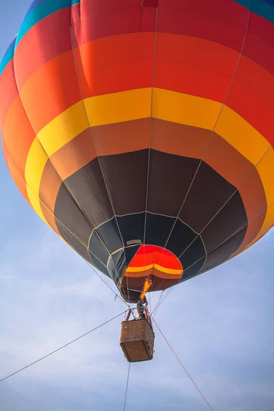 Vous pouvez voler loin dans le ciel avec une montgolfière — Photo