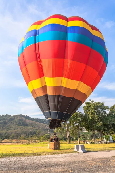 Można odlecieć w niebo z balonem — Zdjęcie stockowe