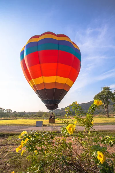 U kunt vliegen weg in de hemel met hete luchtballon — Stockfoto