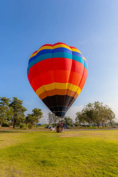 Można odlecieć w niebo z balonem — Zdjęcie stockowe