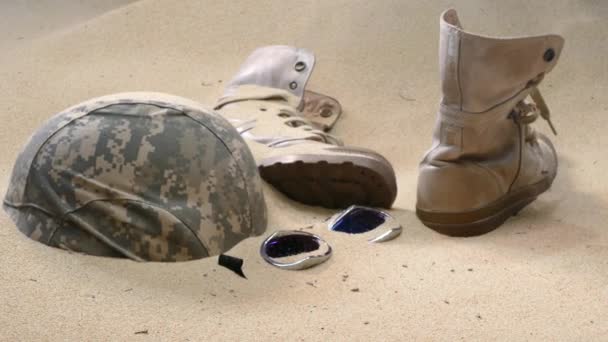 Katona kalap csizmák és homok a sivatagban üveg — Stock videók