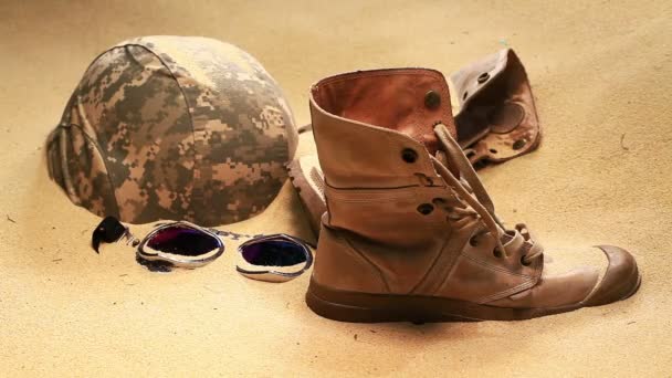 Botas de chapéu de soldado e vidro de areia no deserto — Vídeo de Stock
