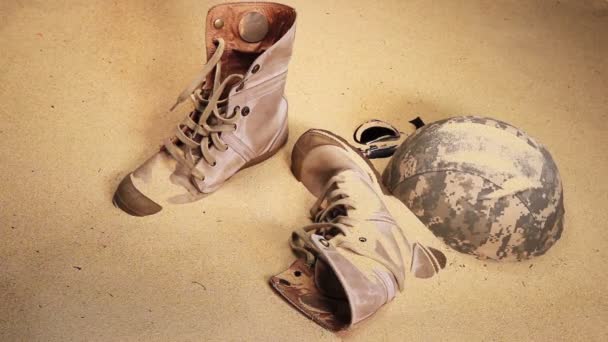 Військовий капелюх чоботи і пісочне скло в пустелі — стокове відео