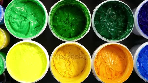 Vista superior de latas de tinta de plastisol en tono verde y amarillo — Vídeos de Stock