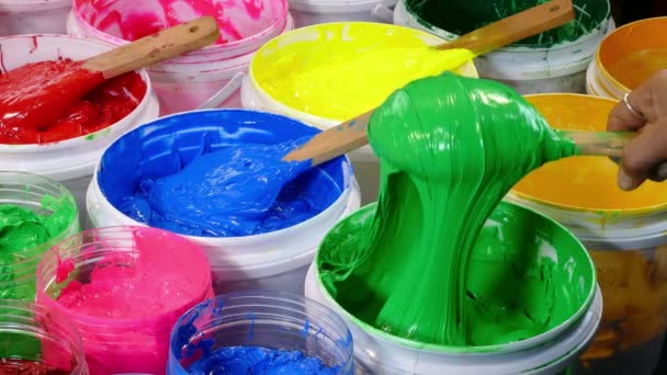 印刷する前に緑のプラスチゾル インクの攪拌 — ストック動画
