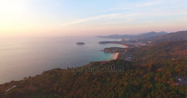 A következő reptér környékén: 3 strand szemszögéből láthatjuk, Phomthep szempontból, a Niharn beach, a Chalong-öbölre és a Phuket big Buddha légifényképezés — Stock videók