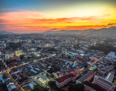 günbatımı Phuket şehir ortasında sırasında hava fotoğrafçılığı