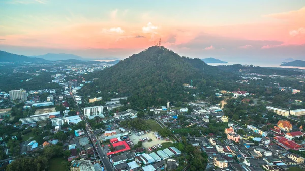 Fotografía aérea durante la puesta del sol en el centro de la ciudad de Phuket — Foto de Stock