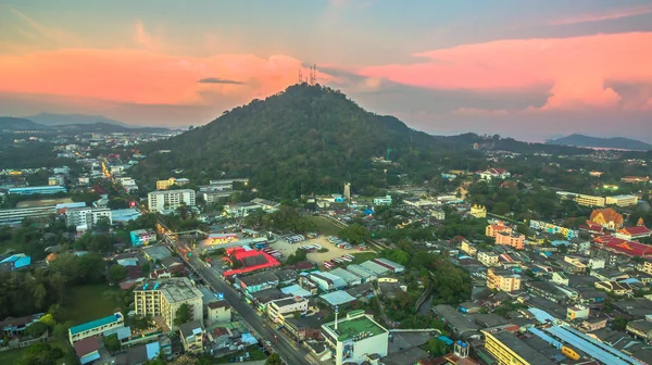 Fotografía aérea durante la puesta del sol en el centro de la ciudad de Phuket —  Fotos de Stock