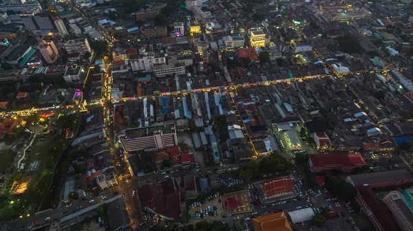 Fotografía aérea durante la puesta del sol en el centro de la ciudad de Phuket — Foto de Stock