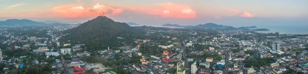 Fotografia lotnicza podczas zachodu słońca w środku miasta Phuket — Zdjęcie stockowe