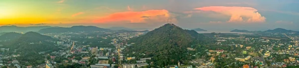 Fotografia lotnicza podczas zachodu słońca w środku miasta Phuket — Zdjęcie stockowe