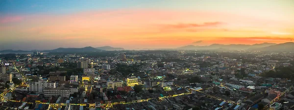 Fotografía aérea durante la puesta del sol en el centro de la ciudad de Phuket —  Fotos de Stock