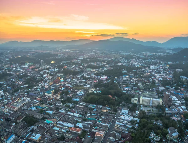 Fotografía aérea durante la puesta del sol en el centro de la ciudad de Phuket — Foto de Stock