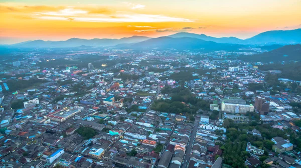 Fotografia aérea durante o pôr do sol no meio da cidade de Phuket — Fotografia de Stock