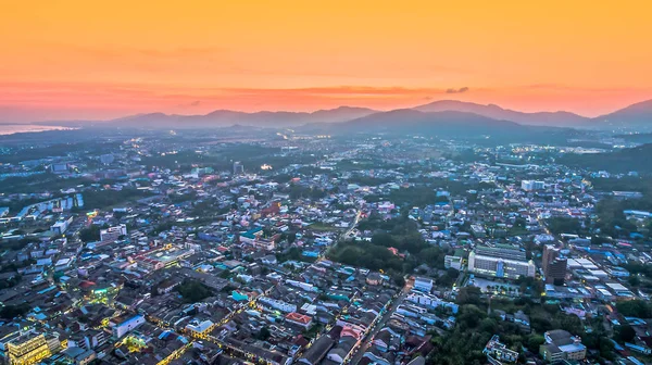 Fotografía aérea durante la puesta del sol en el centro de la ciudad de Phuket — Foto de Stock