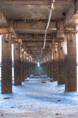 Köprünün altından Chalong iskelede