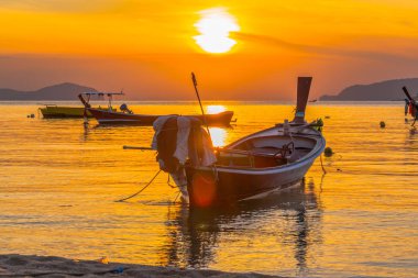 balıkçı teknesi yukarıda güneş.