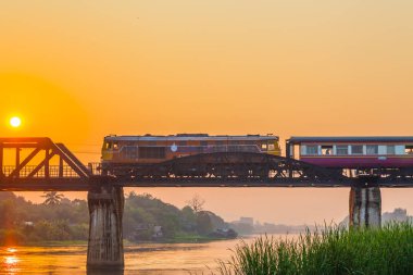 River Kwai Köprüsü geçen tren
