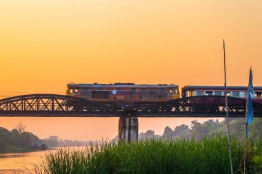 River Kwai Köprüsü geçen tren