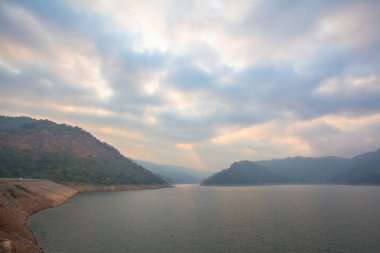 gökyüzü ove baraj aracılığıyla ışık