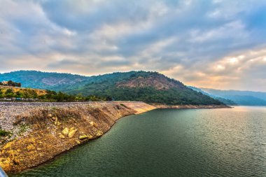 gökyüzü ove baraj aracılığıyla ışık
