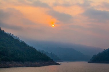 güneşin doğuşunu baraj yukarıda