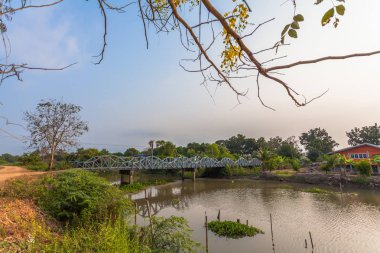 ahşap köprü üzerinden kanal