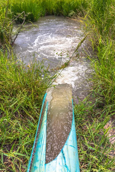 Pumpe vom Kanal zu den Reisfeldern — Stockfoto