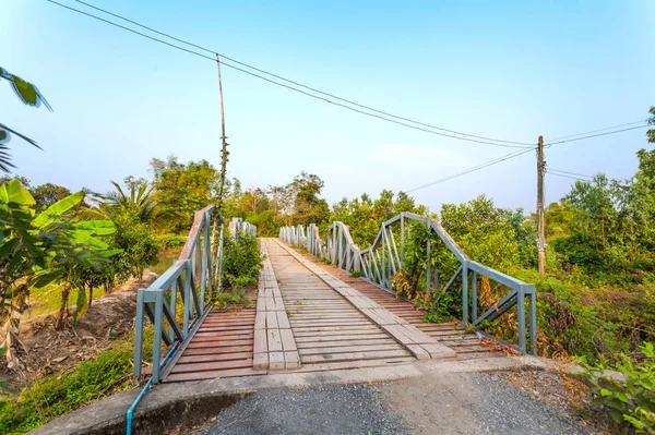 Ahşap köprü üzerinden kanal — Stok fotoğraf