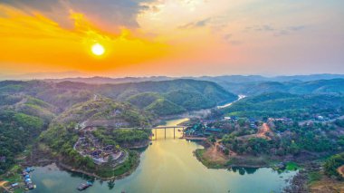 günbatımı üzerinde ahşap köprü