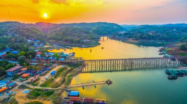 günbatımı üzerinde ahşap köprü