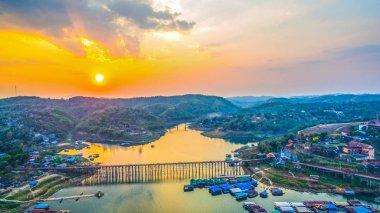 günbatımı üzerinde ahşap köprü