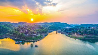 günbatımı üzerinde ahşap köprü