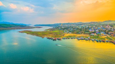 günbatımı üzerinde ahşap köprü