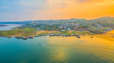 günbatımı üzerinde ahşap köprü