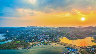 günbatımı üzerinde ahşap köprü