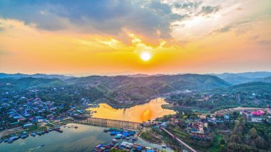 günbatımı üzerinde ahşap köprü