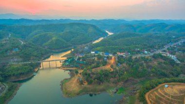 günbatımı üzerinde ahşap köprü