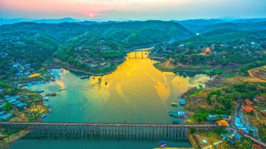 günbatımı üzerinde ahşap köprü