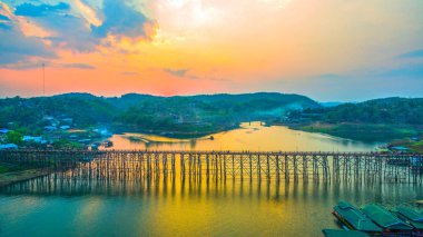 günbatımı üzerinde ahşap köprü