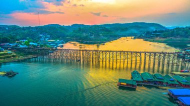 günbatımı üzerinde ahşap köprü