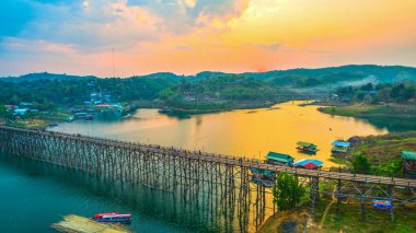 günbatımı üzerinde ahşap köprü