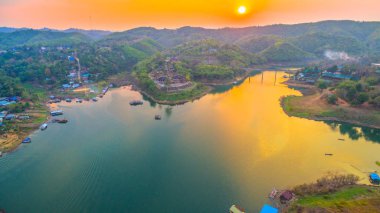 günbatımı üzerinde ahşap köprü