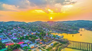 günbatımı üzerinde ahşap köprü