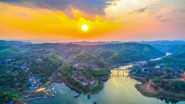 günbatımı üzerinde ahşap köprü