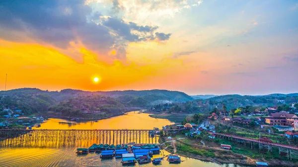 günbatımı üzerinde ahşap köprü